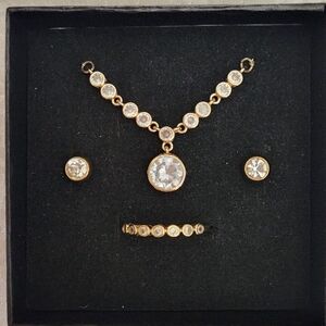 Gold And Bezel Diamond Jewelry Set - New